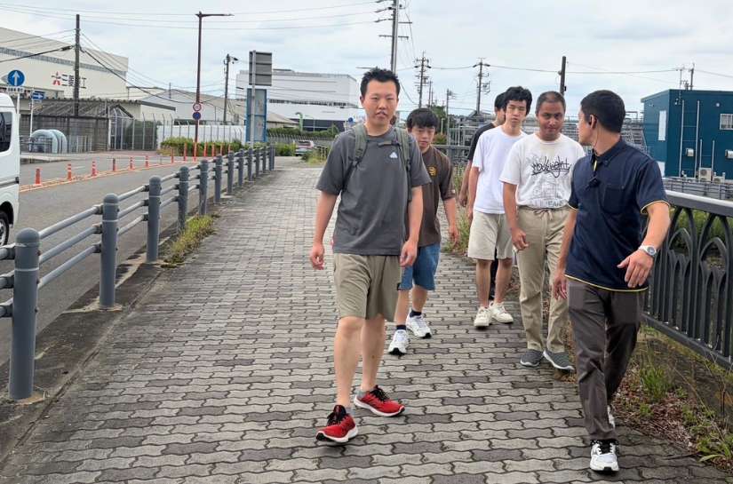 生活介護で地域を散歩し、外出活動をする利用者様の様子