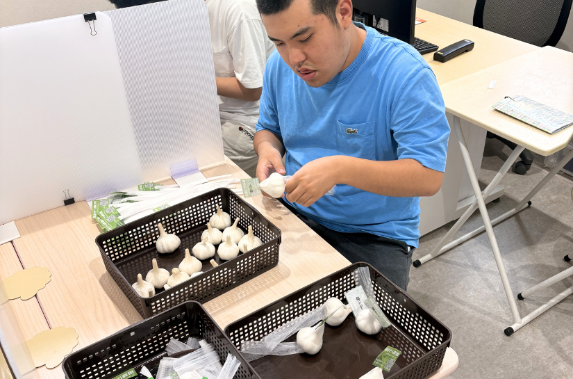 生活介護で軽作業を行い、集中して作業に取り組む利用者様