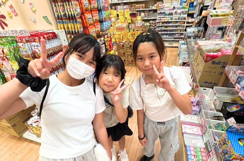 放課後等デイサービスで買い物学習に取り組む子どもたちの様子