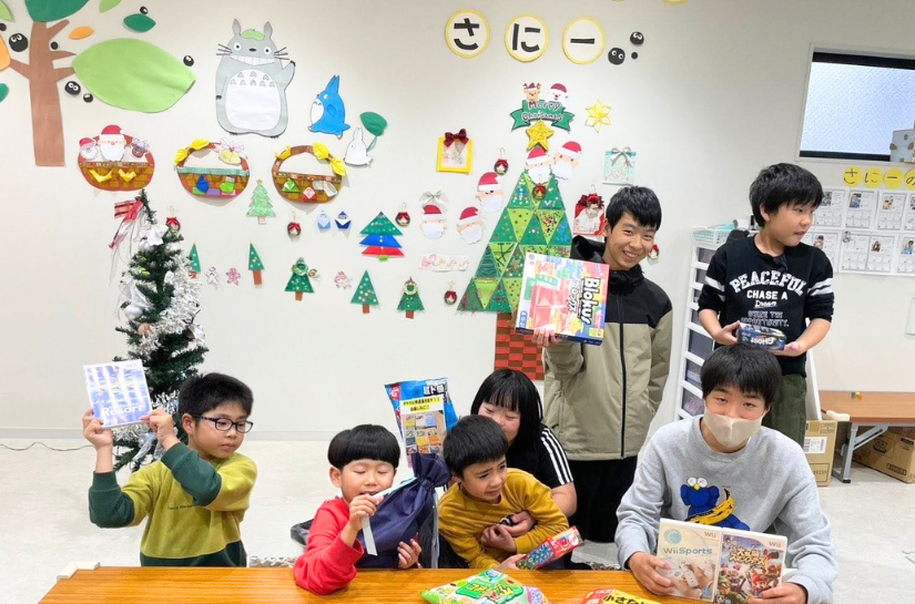 放課後等デイサービスでクリスマスイベントを楽しみ、プレゼントを受け取る子どもたち