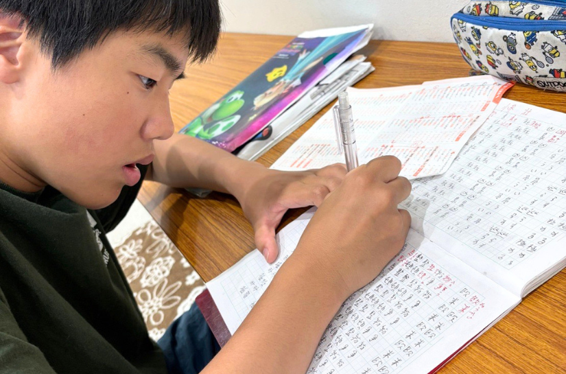 放課後等デイサービスで宿題や学習に取り組む子どもの様子