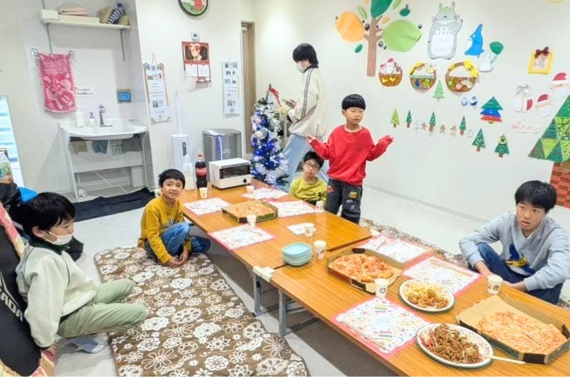 放課後等デイサービスでクリスマスパーティーを楽しむ子どもたちの様子
